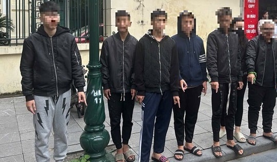 12 thanh thiếu niên rượt đuổi qua nhiều phố, chém nhau trong đêm