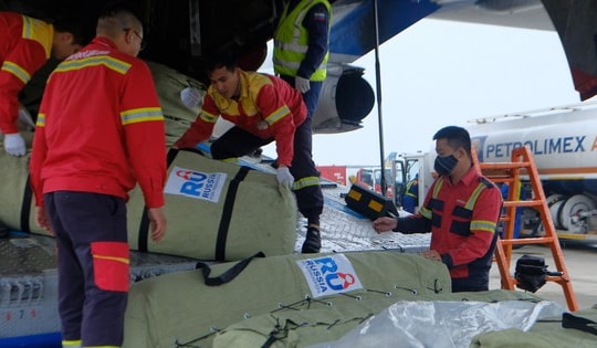 Liên bang Nga viện trợ 29 tấn hàng thiết yếu cho người dân vùng lũ ở TP Huế