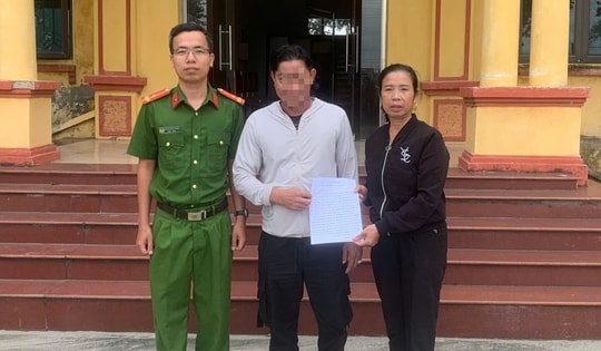 Nhận được số tiền 1 tỷ đồng trong tài khoản từ người lạ, người phụ nữ vội trình báo công an