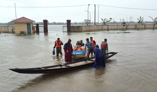 Đoàn cứu trợ may mắn thoát nạn khi lật ghe giữa đồng nước lũ