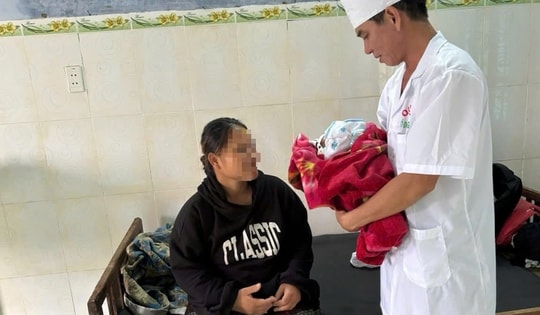 Quân y hỗ trợ thai phụ vùng biên khó sinh 'vượt cạn' khi mưa lũ chia cắt