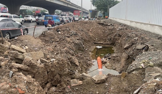 Hà Nội: Vỉa hè Nguyễn Xiển bị đào xới nham nhở, xuất hiện hố sâu nguy hiểm