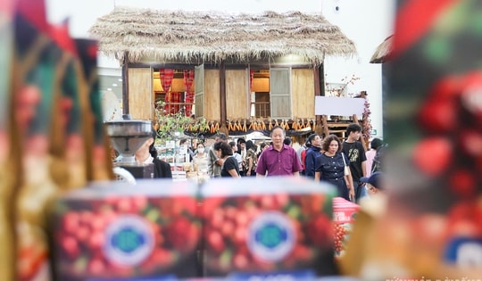 Ngắm bản làng mộc mạc, bình yên giữa Hội chợ Mùa Thu 2025