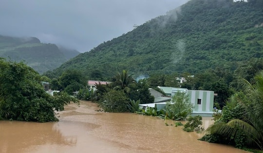 Mưa lũ giảm nhưng nhiều nơi vẫn ngập sâu, lũ sông Thu Bồn vượt mốc lịch sử 1964