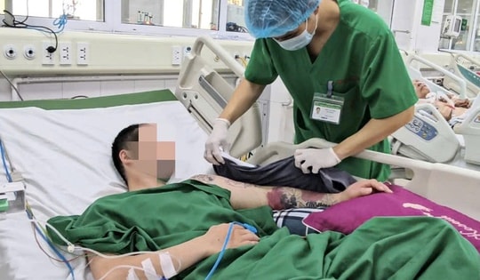 Thanh niên thợ mộc suýt mất tay chỉ vì bị muỗi đốt