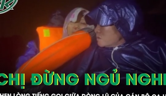 ‘Chị ơi cố lên, đừng ngủ nghe!’ - Nghẹn lòng tiếng gọi giữa dòng lũ của chiến sĩ công an Huế