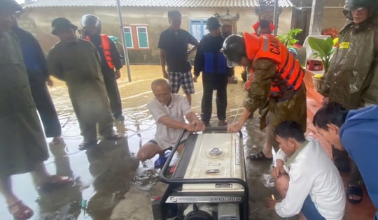 'Trạm sạc lưu động' hỗ trợ người dân nơi tâm lũ Huế