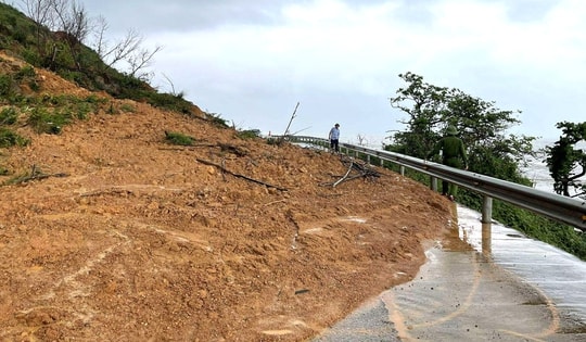 Mưa lớn khiến nhiều nơi ở Hà Tĩnh ngập lụt, tuyến đường ven biển bị sạt lở