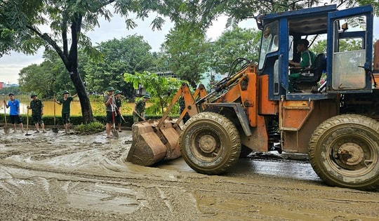 Huế ngập bùn đất và rác thải sau lũ, tổng lực dọn dẹp ổn định cuộc sống
