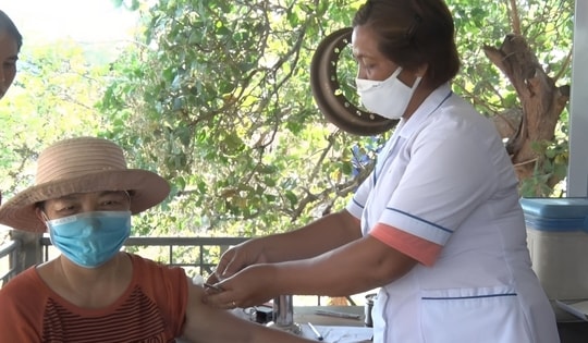 'Lá chắn' tiêm chủng ở buôn làng