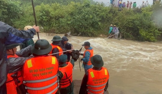 Thủ tướng chỉ đạo khắc phục nhanh nhất hậu quả mưa lũ, sớm ổn định đời sống người dân ở Trung Bộ