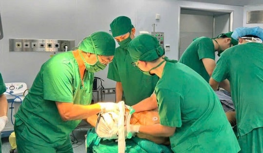 Phẫu thuật hai đường tiếp cận cứu bệnh nhân trật đốt sống cổ hiếm gặp