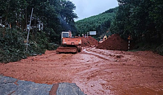 Bộ Xây dựng cảnh báo nguy cơ đâm va cầu vượt sông, lệnh khắc phục sạt lở thông tuyến cứu trợ