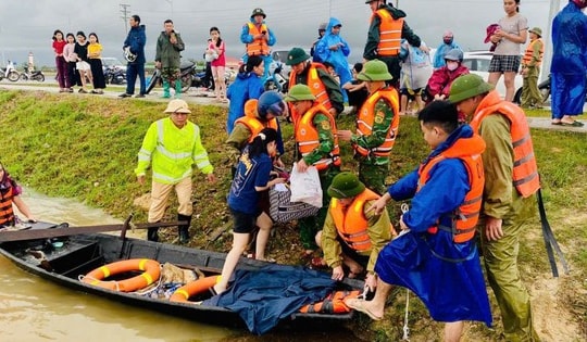 Hà Tĩnh: Khẩn trương gia cố đê, di dời người dân ở vùng ngập lụt đến nơi an toàn