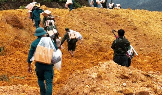 Băng rừng, cõng lương thực tiếp tế cho người dân vùng sạt lở