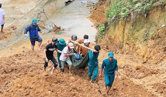 Băng rừng khiêng bệnh nhân bị tai biến đi cấp cứu