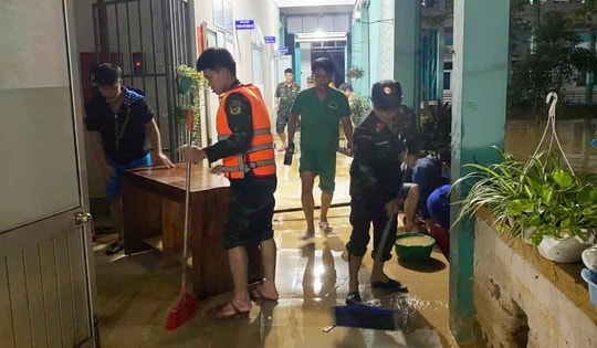 Đà Nẵng: Lực lượng vũ trang giúp bệnh viện dọn bùn, khử khuẩn ngay trong đêm khi lũ rút