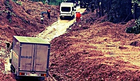 Đường sắt Bắc - Nam và đường Hồ Chí Minh thông tuyến trở lại sau mưa lũ