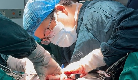 Cắt bỏ khối u gan khổng lồ 2,5 kg