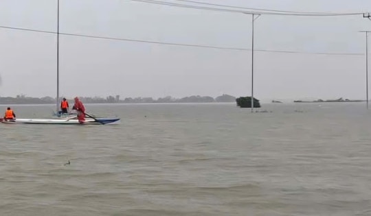 Kiểm tra hàng hóa sau lũ, 2 người bị điện giật