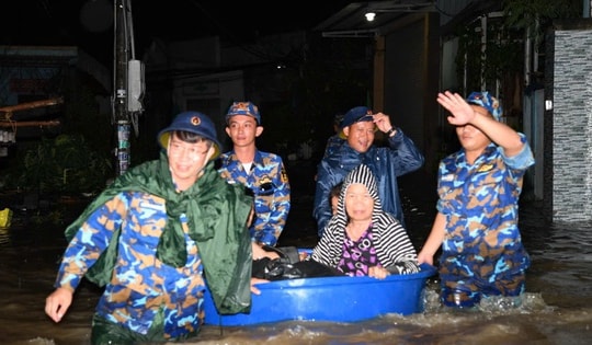 Lực lượng hải quân xuyên đêm hỗ trợ người dân bị ngập sâu ở Lâm Đồng