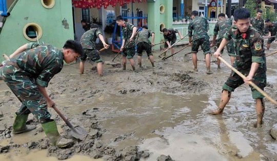 Sát cánh cùng nhân dân khắc phục hậu quả mưa lũ lịch sử