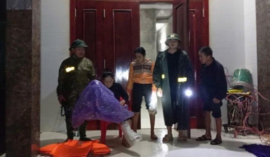 Xuyên đêm sơ tán người dân ra khỏi vùng ngập lụt