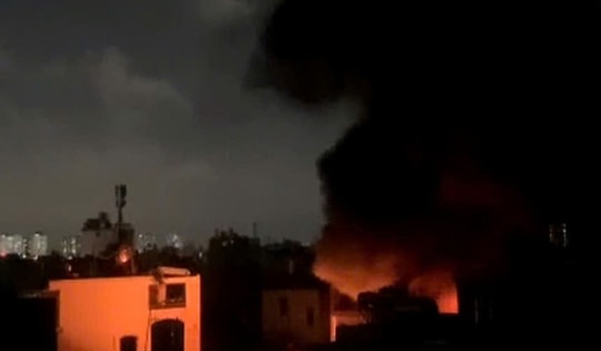 TP Hồ Chí Minh: Cháy lớn kho chứa bao bì nhựa, khói đen bao trùm khu dân cư