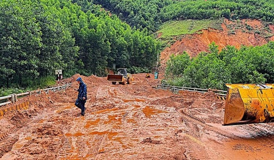 Cảnh báo nguy cơ sạt lở đèo Lò Xo, Trung Bộ còn bao nhiêu điểm ách tắc giao thông