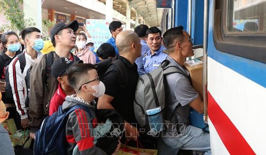 Công đoàn Việt Nam hỗ trợ vé máy bay, vé tàu miễn phí giúp công nhân khó khăn về quê dịp Tết