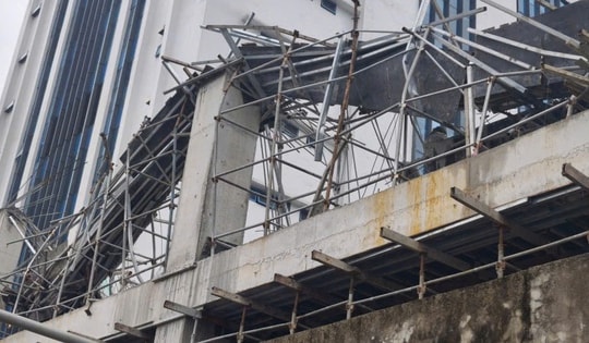 Sập giàn giáo lúc rạng sáng, 2 công nhân gặp nạn tử vong