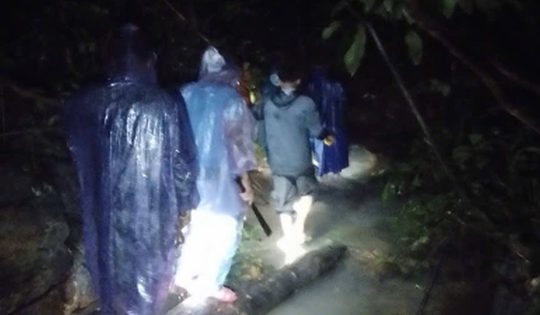 Xuyên đêm tìm người phụ nữ đi lạc trong rừng giữa mưa lũ