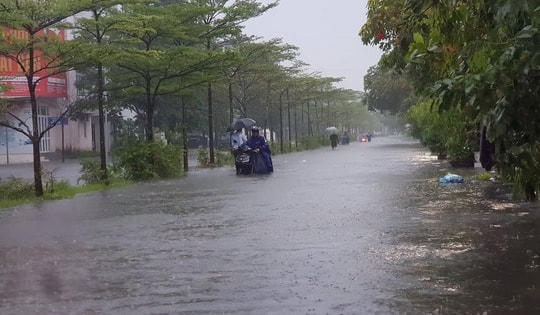 Miền Trung vẫn còn mưa cực lớn trên 700m, rủi ro thiên tai vẫn rất cao