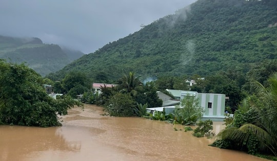 Mưa lũ ở miền Trung làm 35 người chết và mất tích, hàng chục nghìn nhà dân bị ngập