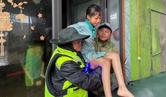 Những khoảnh khắc xúc động đến nghẹn lời ở vùng lũ