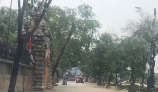 Huế cảnh báo mưa lũ, một số tuyến đường ngập trở lại