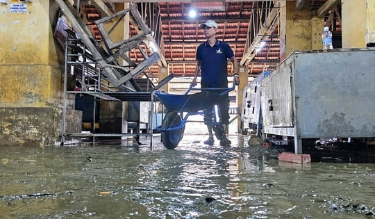 Người dân phố cổ Bao Vinh gượng dậy sau lũ lịch sử