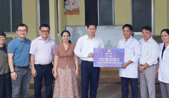 Thứ trưởng Thường trực Bộ Y tế Vũ Mạnh Hà thăm, tặng thiết bị y tế cho tuyến cơ sở tại Đồng Nai