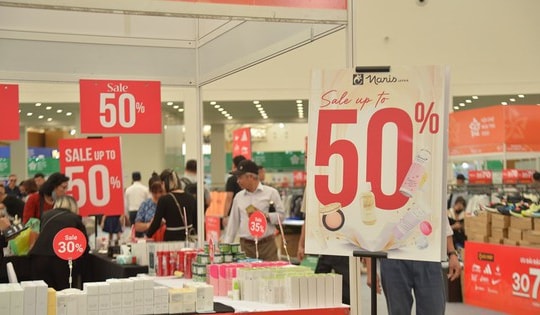 Hội chợ Mùa Thu lần thứ Nhất – 2025: Hàng thời trang giảm giá 'la liệt', người tiêu dùng săn deal 'hời'