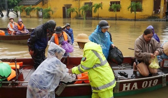 Nước lũ chưa rút hết, miền Trung lại mưa trên 750mm