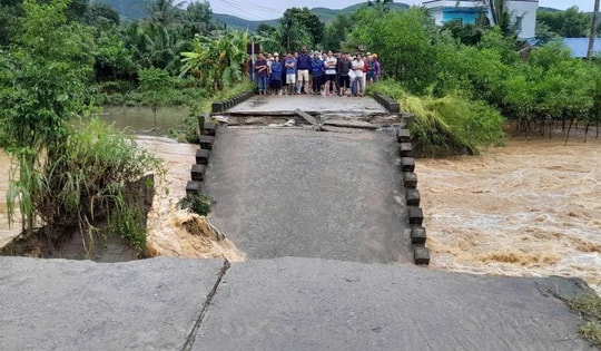 Mưa lớn làm sập cầu, hàng trăm hộ dân ở Quảng Ngãi bị cô lập
