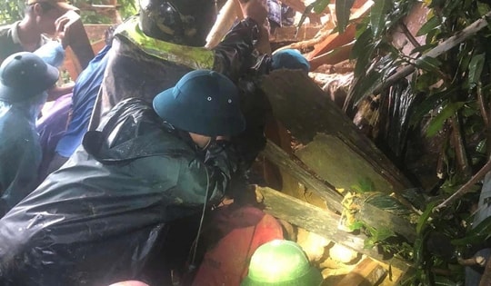 Sạt lở kinh hoàng vùi lấp 6 ngôi nhà, người đàn ông mắc kẹt trong đống đổ nát