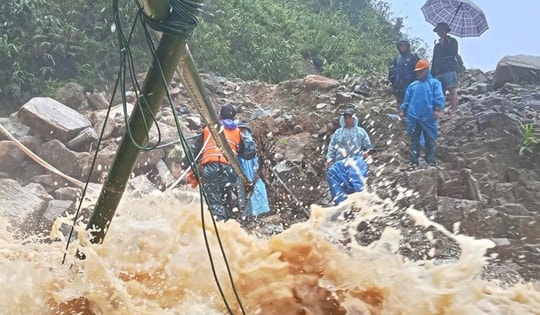 Thót tim cảnh dựng cầu tạm đưa cô giáo mang thai qua dòng lũ chảy xiết