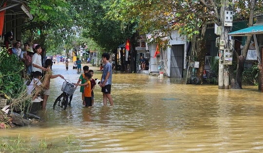 Phường ở Huế bị lũ vây nhiều ngày phản bác thông tin sai lệch trong cứu trợ