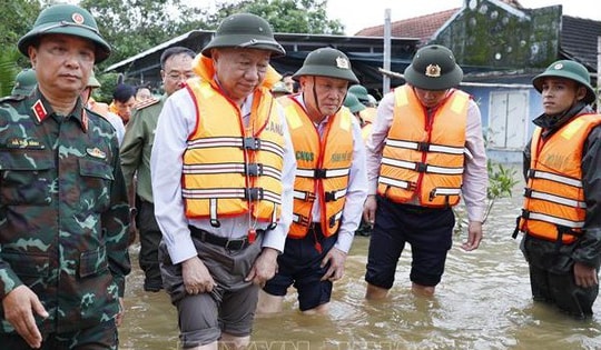 Tổng Bí thư Tô Lâm thăm, tặng quà người dân bị ảnh hưởng do mưa lũ tại Huế