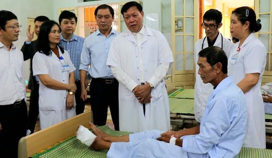 Nhân viên y tế trực nhiều ngày liên tiếp trong điều kiện mưa lũ để duy trì công tác cấp cứu, điều trị cho người dân