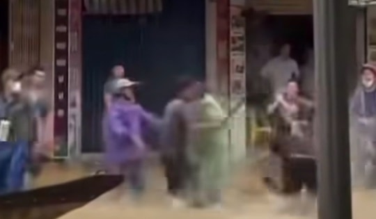 Xác minh clip nhóm người dùng mái chèo đánh nhau giữa dòng nước lũ