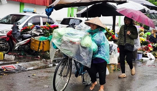 Giữa mưa phùn gió lạnh, người Hà Nội vẫn tất bật mưu sinh