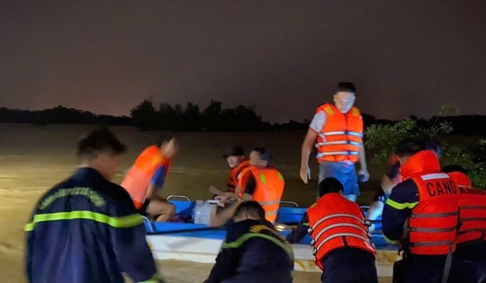 Giải cứu nhiều người mắc kẹt giữa sông do nước lũ dâng cao