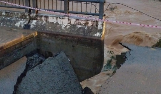 Sập mố cầu trên tỉnh lộ 14B, đường huyết mạch vào trung tâm xã ở Huế chia cắt